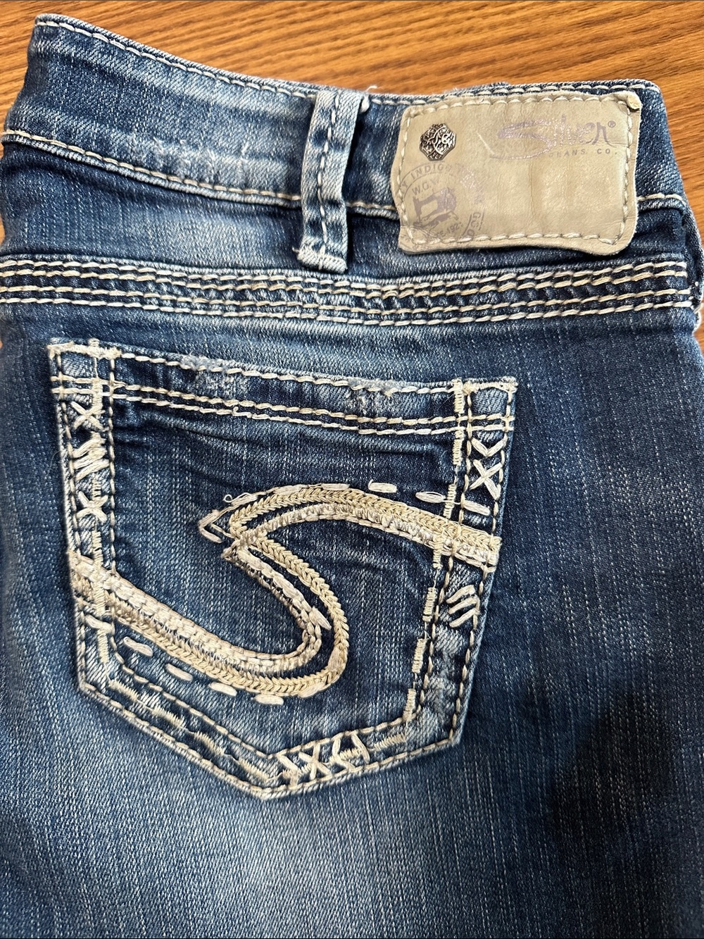 Silver Jeans Women's Dark Blue Skinny Jean Capris with Beige Embroidered Pocket